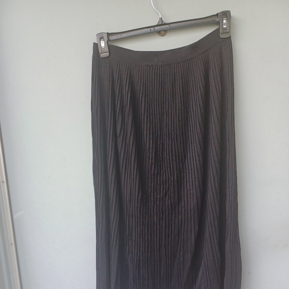Exclusively Misook black accordion pleated maxi skirt size large. - Picture 3 of 4
